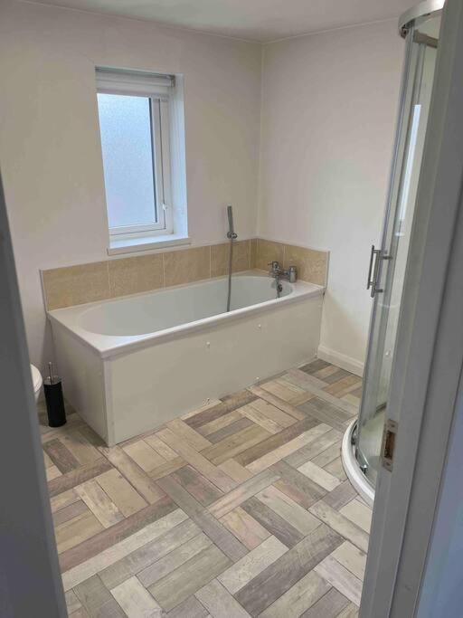 Conveniently Located, Close To City And Quiet Area Londonderry Exterior photo